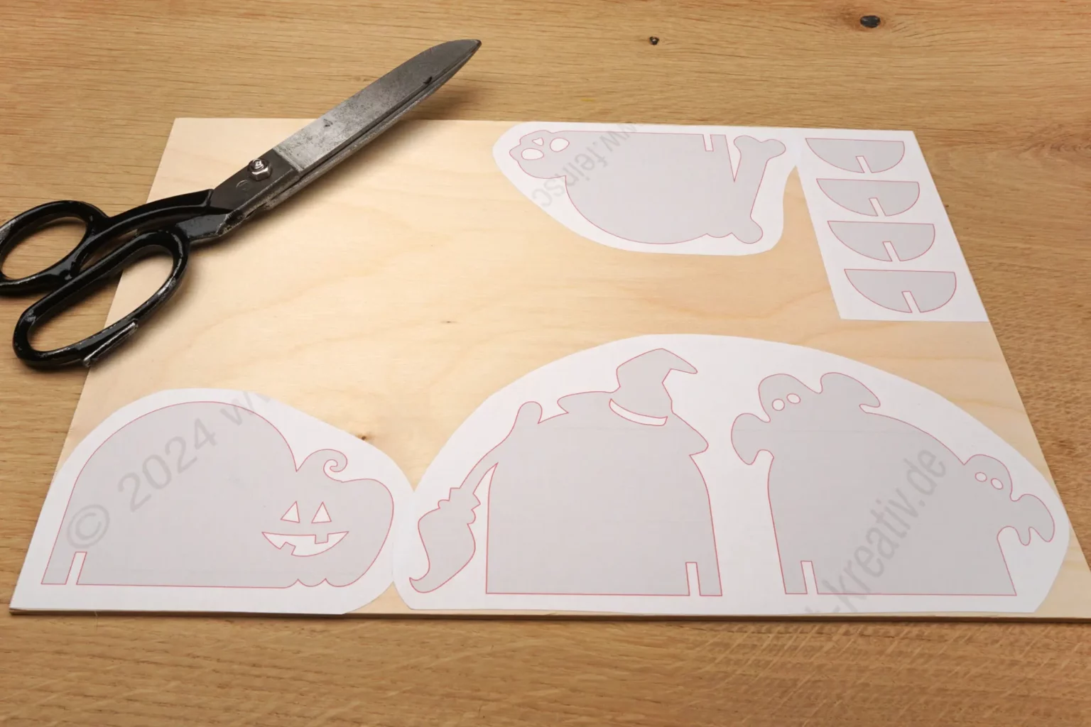 40-02-halloweenparty-deko-schriftzug-laubsaege-dekupiersaege-vorlage-zuschneiden-aufkleben-sperrholz