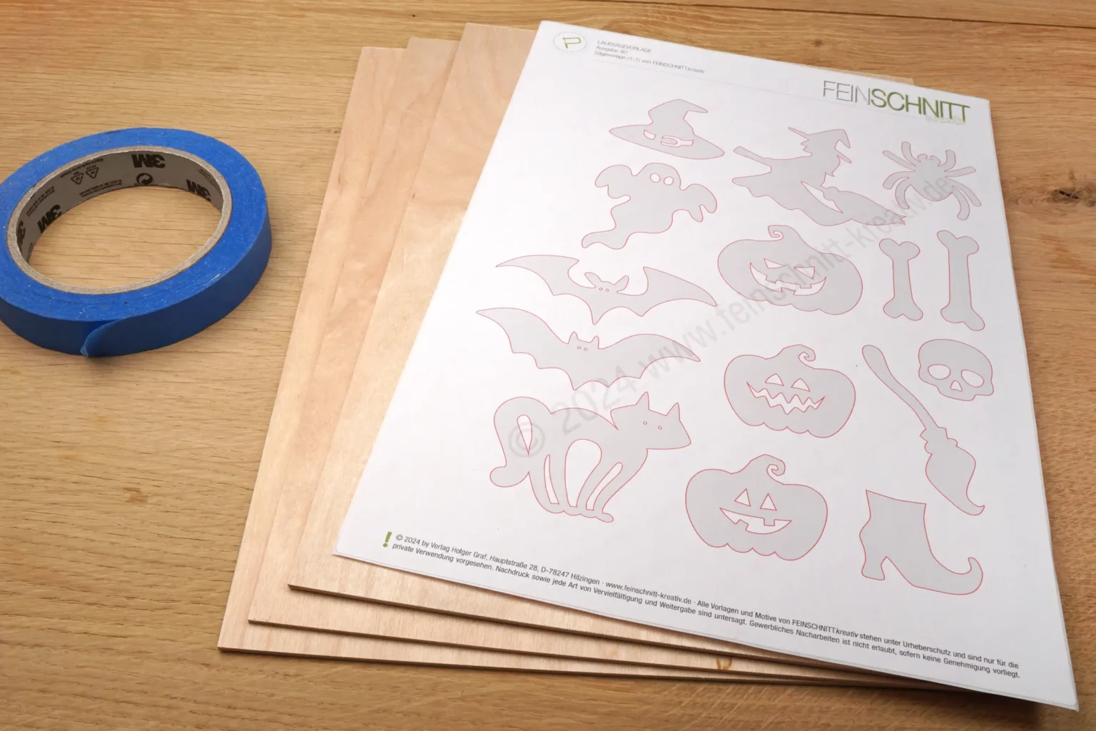 40-03-halloweenparty-deko-schriftzug-laubsaege-dekupiersaege-vorlage-aufkleben-steuartikel-vorbereiten-stapelverarbeitung