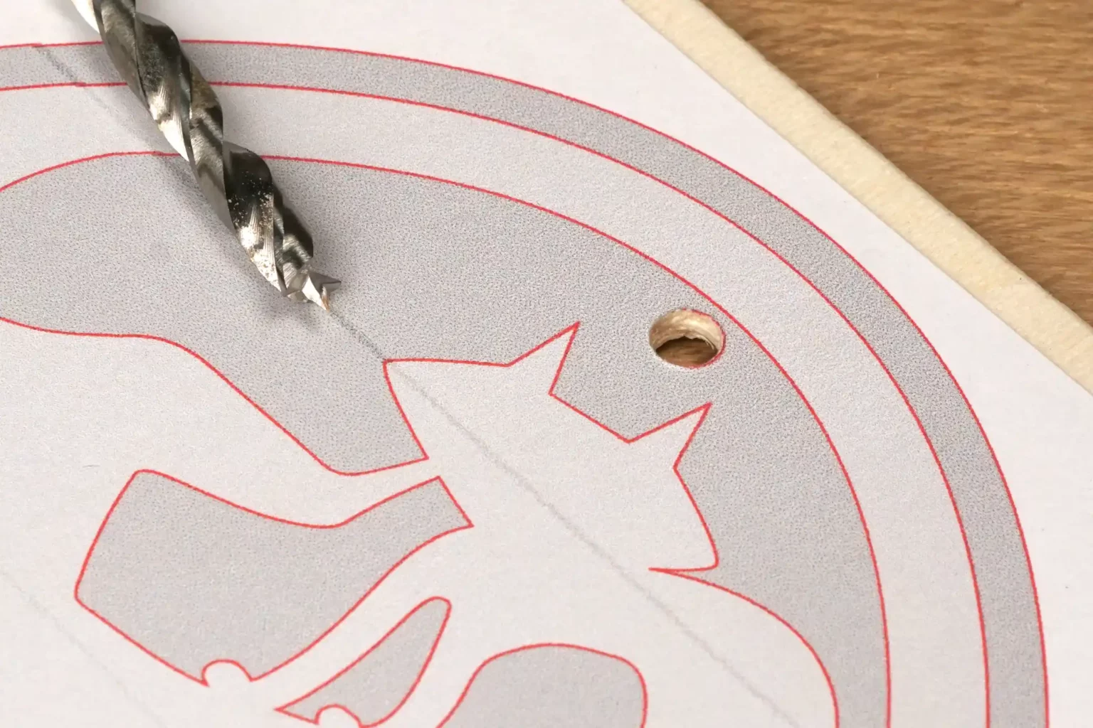 40-03-hexenkessel-halloween-deko-laubsaege-dekupiersaege-vorlage-loch-fuer-aufhaengung-bohren-rueckwand