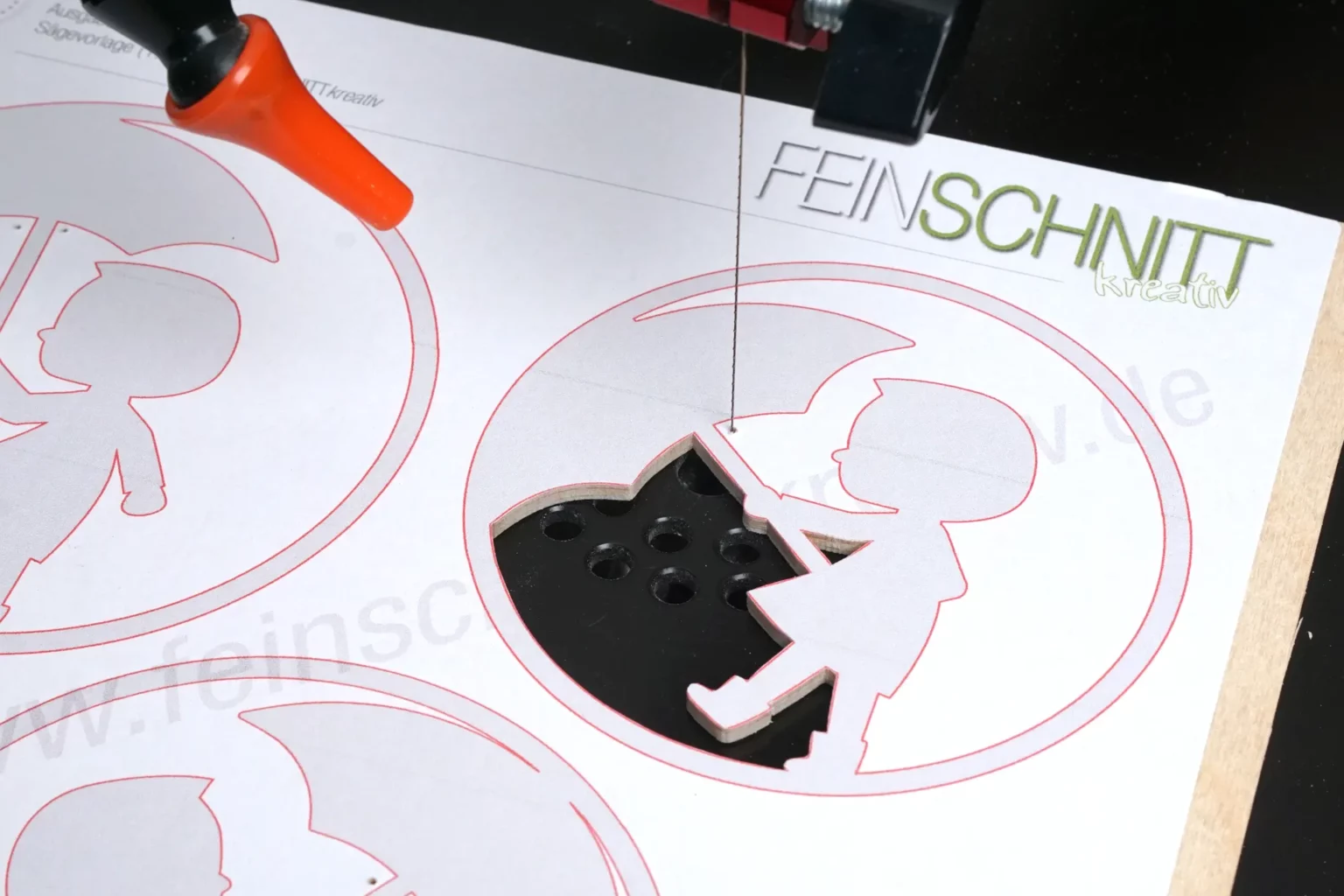 40-03-regentage-herbst-aufhaegner-laubsaege-dekupiersaege-vorlage-innenschnitte-saegen