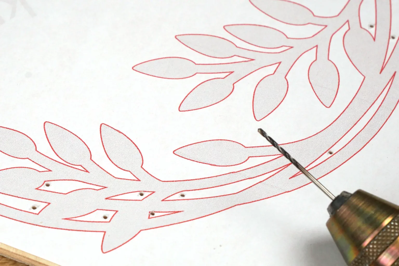 40-03-tortentopper-feiern-deko-laubsaege-dekupiersaege-vorlage-saegeblattdurchfuehrungen-bohren