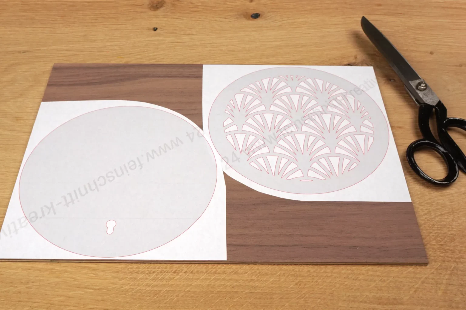 40-03-wandvase-deko-laubsaege-dekupiersaege-vorlage-zuschneiden-aufkleben-edelsperrholz-schere