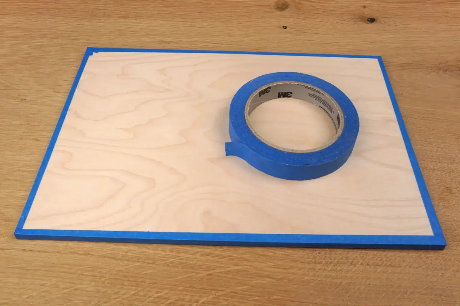 40-04-halloweenparty-deko-schriftzug-laubsaege-dekupiersaege-vorlage-sperrholz-kanten-fixieren-blue-tape-stapel