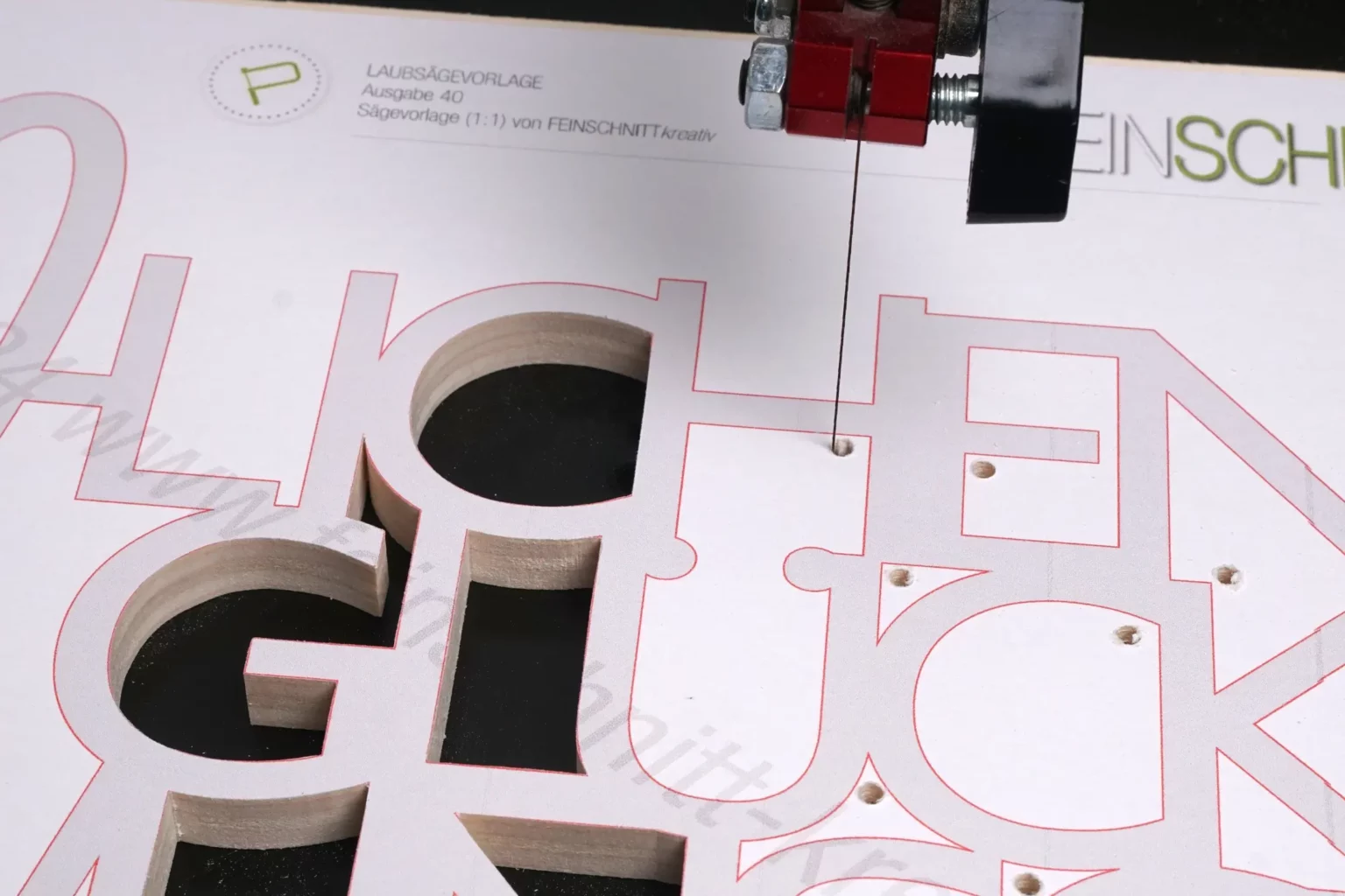 40-04-herzlichen-glueckwunsch-schriftzug-deko-laubsaege-dekupiersaege-vorlage-innenschnitte-saegen