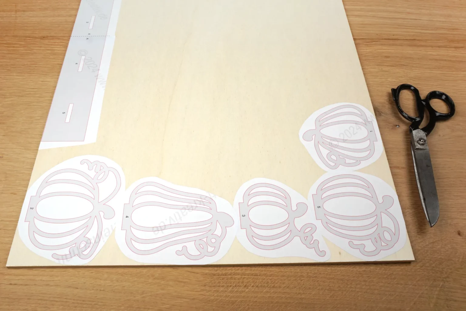 40-04-kuerbisleiste-herbst-deko-laubsaege-dekupiersaege-vorlage-kuerbisse-zuschneiden-aufkleben