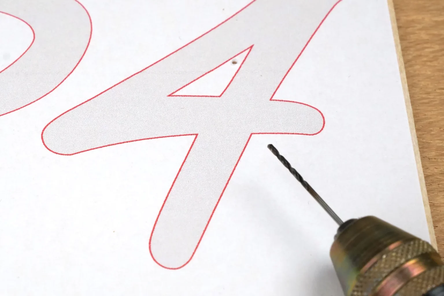 40-04-tortentopper-feiern-deko-laubsaege-dekupiersaege-vorlage-saegeblattdurchfuehrungen-bohren