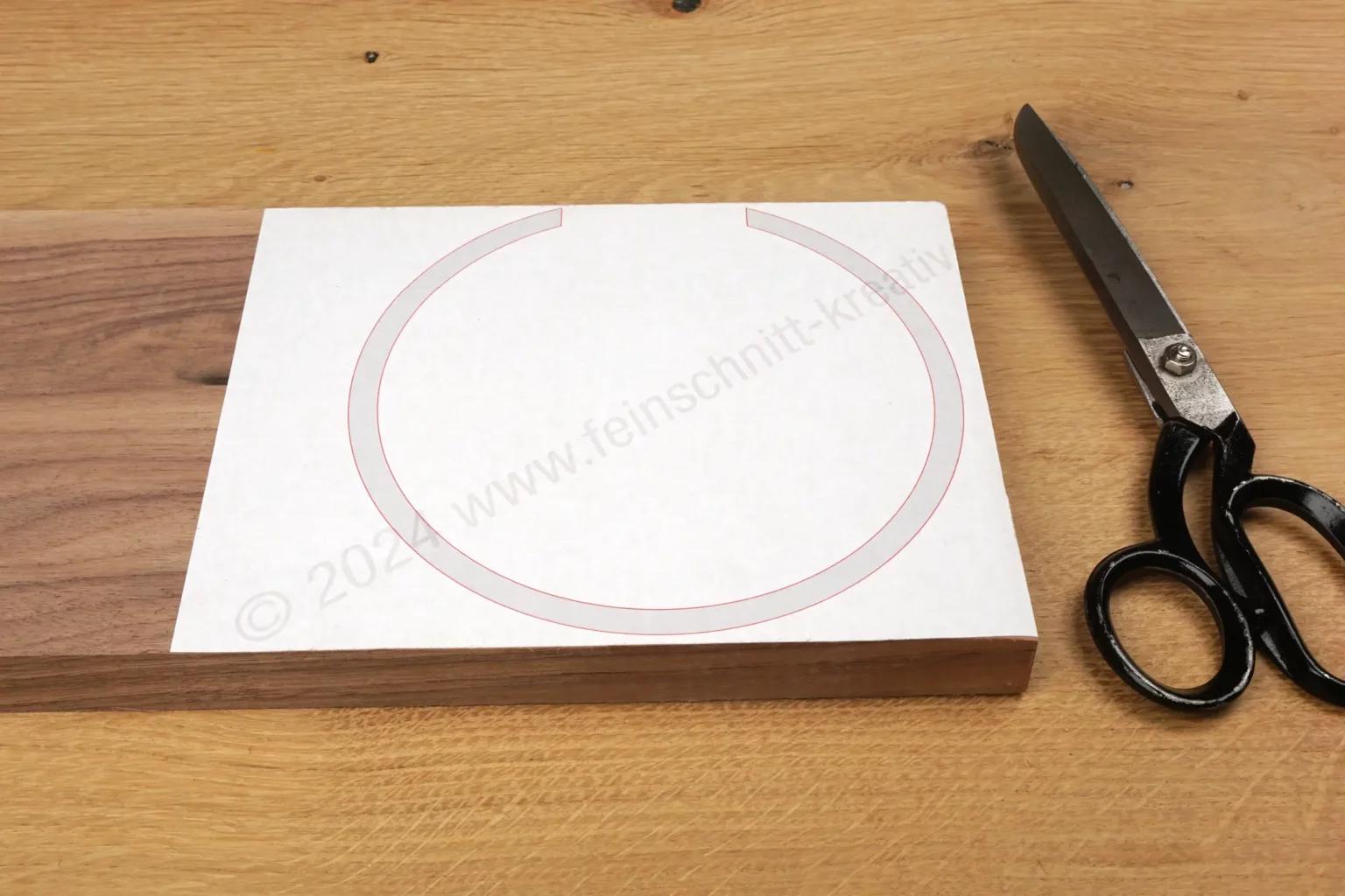 40-04-wandvase-deko-laubsaege-dekupiersaege-vorlage-zuschneiden-aufkleben-massivholz-schere