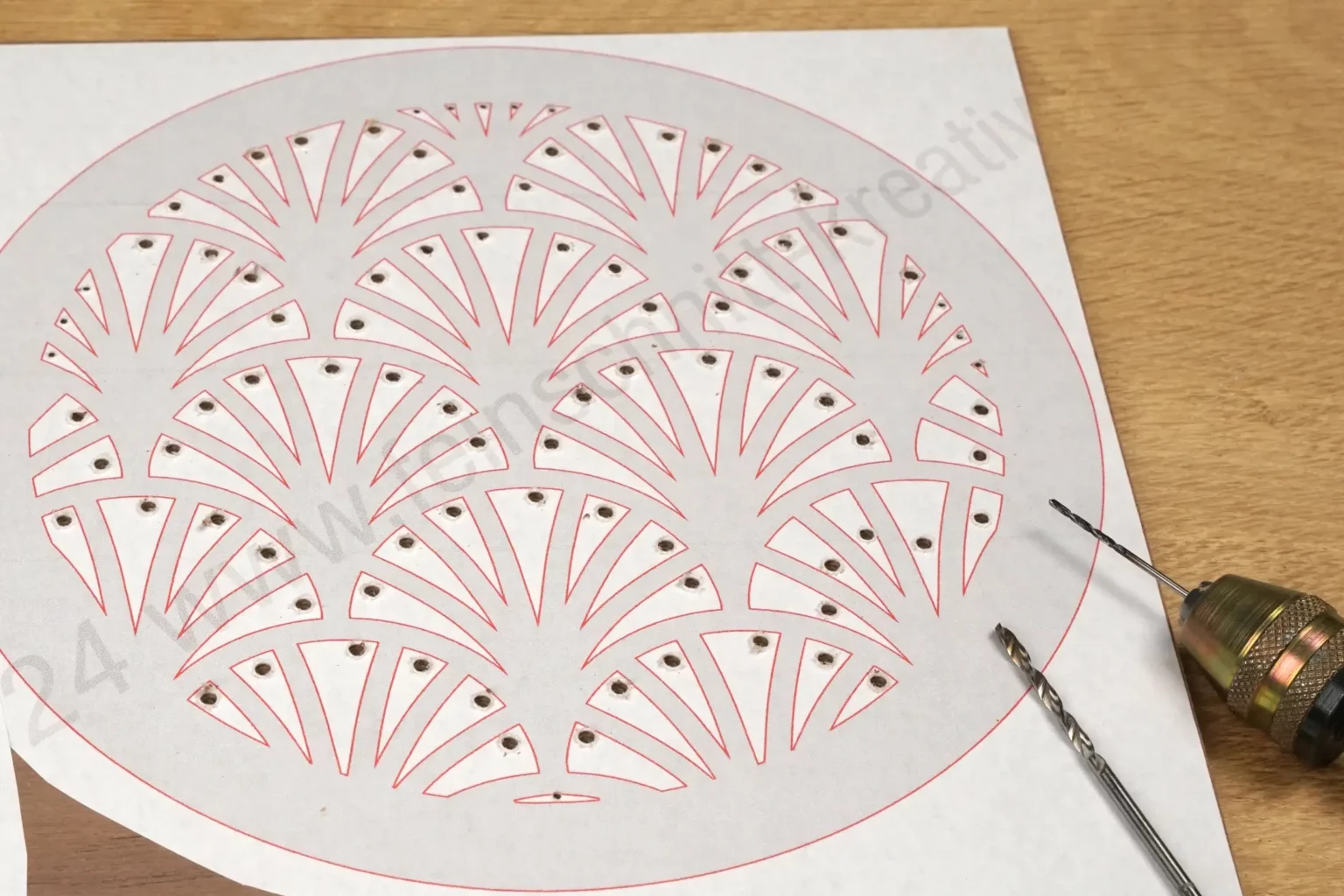 40-05-wandvase-deko-laubsaege-dekupiersaege-vorlage-saegeblattdurchfuehrungen-bohren