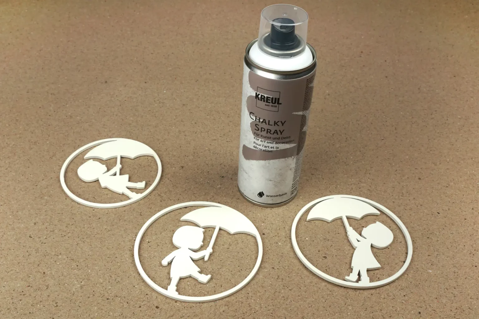 40-06-regentage-herbst-aufhaegner-laubsaege-dekupiersaege-vorlage-oberflaechengestaltung-farbspray-auftragen