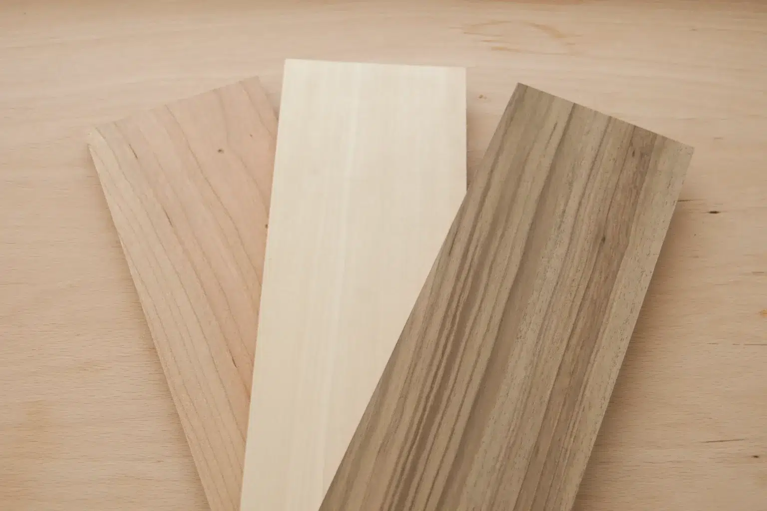 08-01-florale-handyhalter-deko-diy-laubsaege-dekupiersaege-vorlage-massivholz-bereitlegen