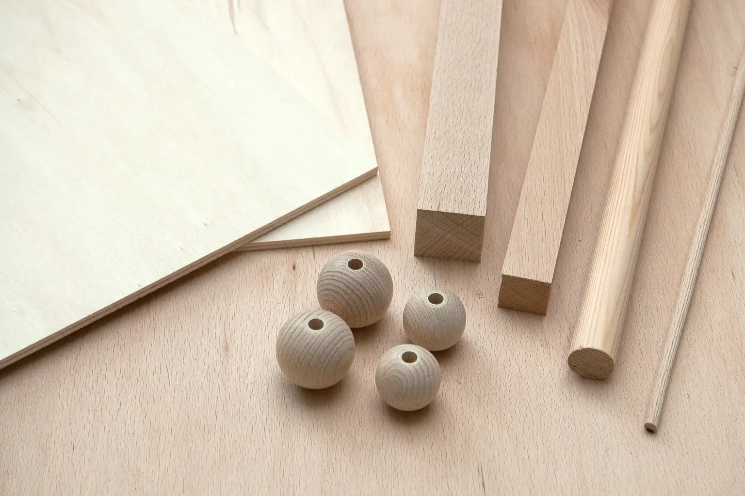 08-01-mini-halloween-totempfaehle-deko-laubsaege-dekupiersaege-vorlage-sperrholz-rundstab-kantholz-holzkugeln-bereitlegen