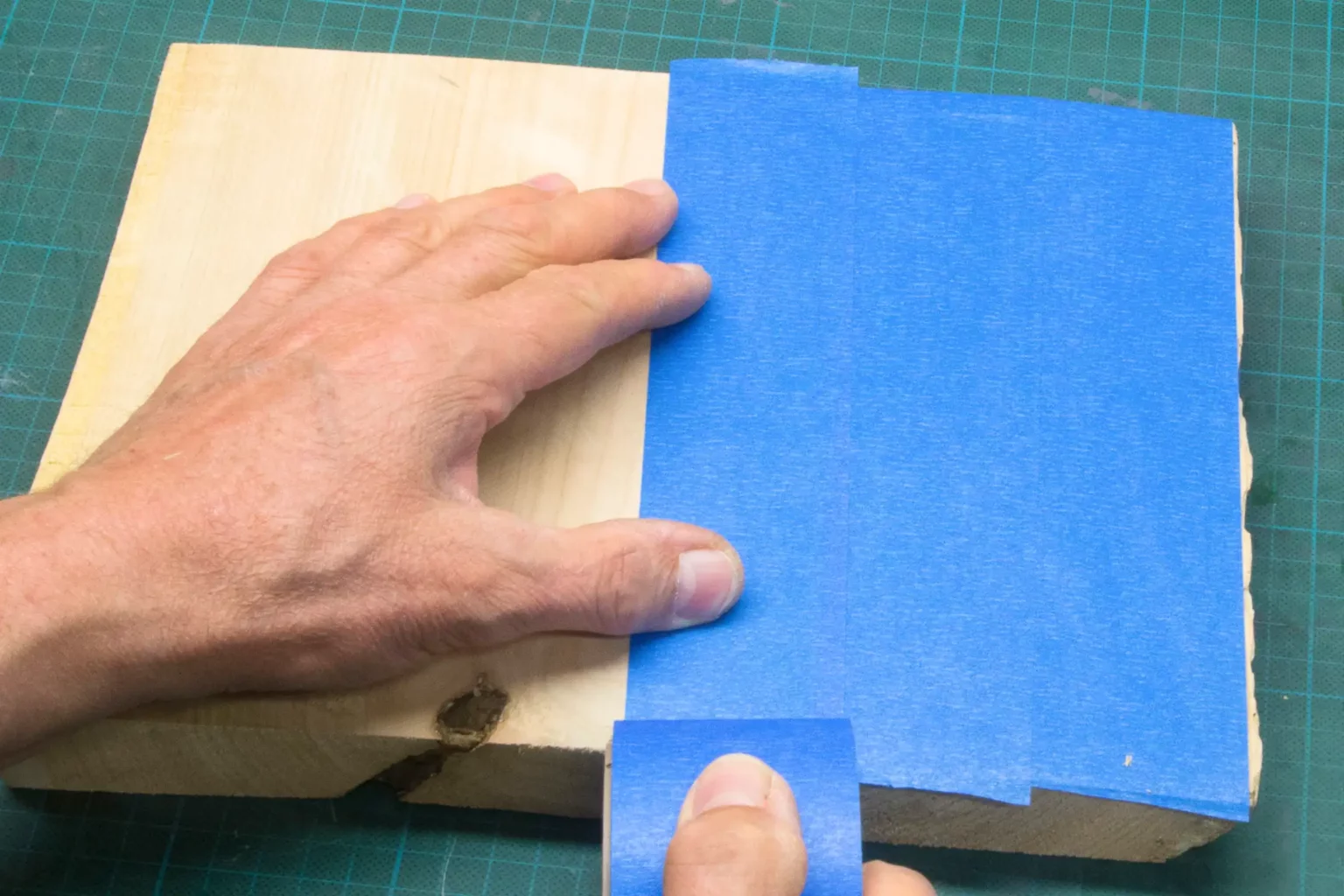 08-01-zen-der-garten-deko-laubsaege-dekupiersaege-vorlage-massivholz-oberflaeche-bekleben-blue-tape