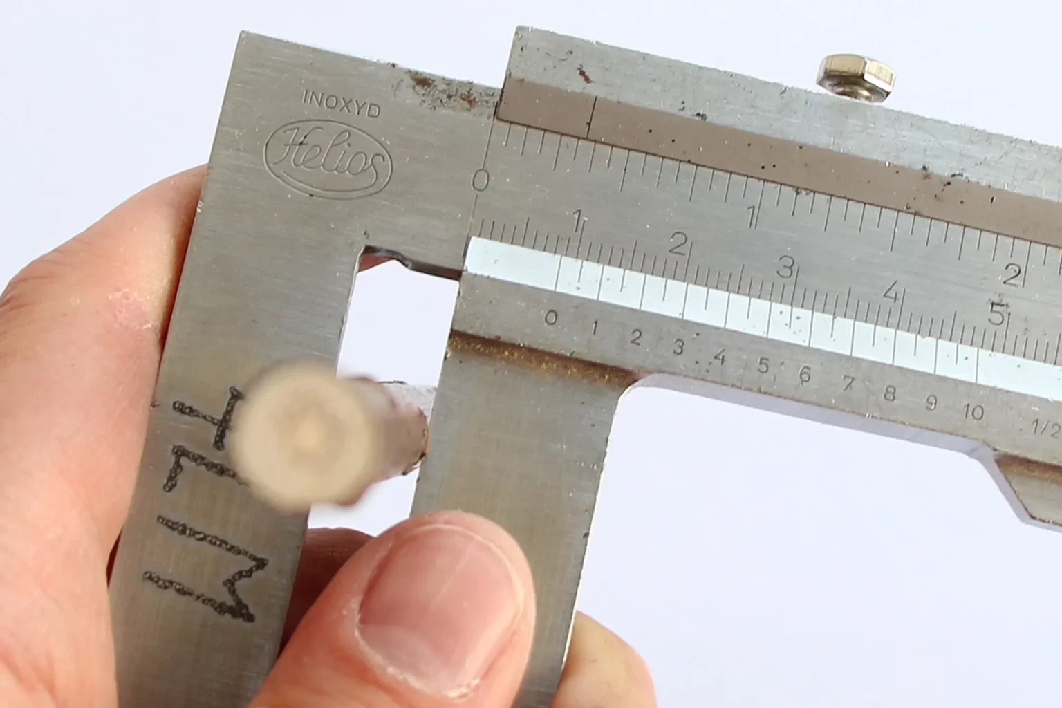 08-02-altweibersommer-meisenknoedelhalter-laubsaege-dekupiersaege-vorlage-aststueck-messen-breiteste-stelle
