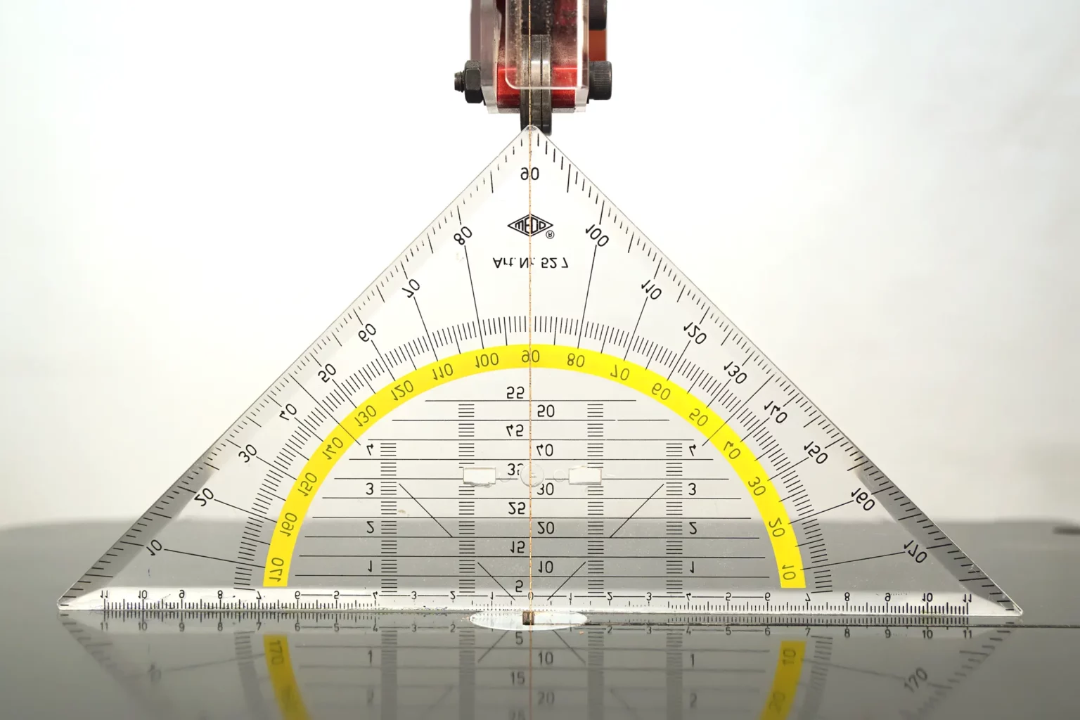 08-02-das-matroschka-prinzip-dose-laubsaege-dekupiersaege-vorlage-ausrichtung-saegeblatt-saegetisch-kontrollieren-rechter-winkel