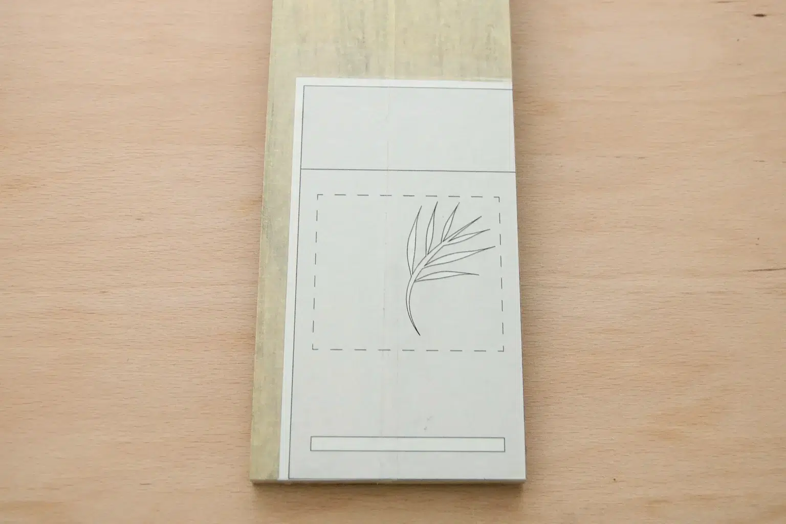 08-02-florale-handyhalter-deko-diy-laubsaege-dekupiersaege-vorlage-aufkleben