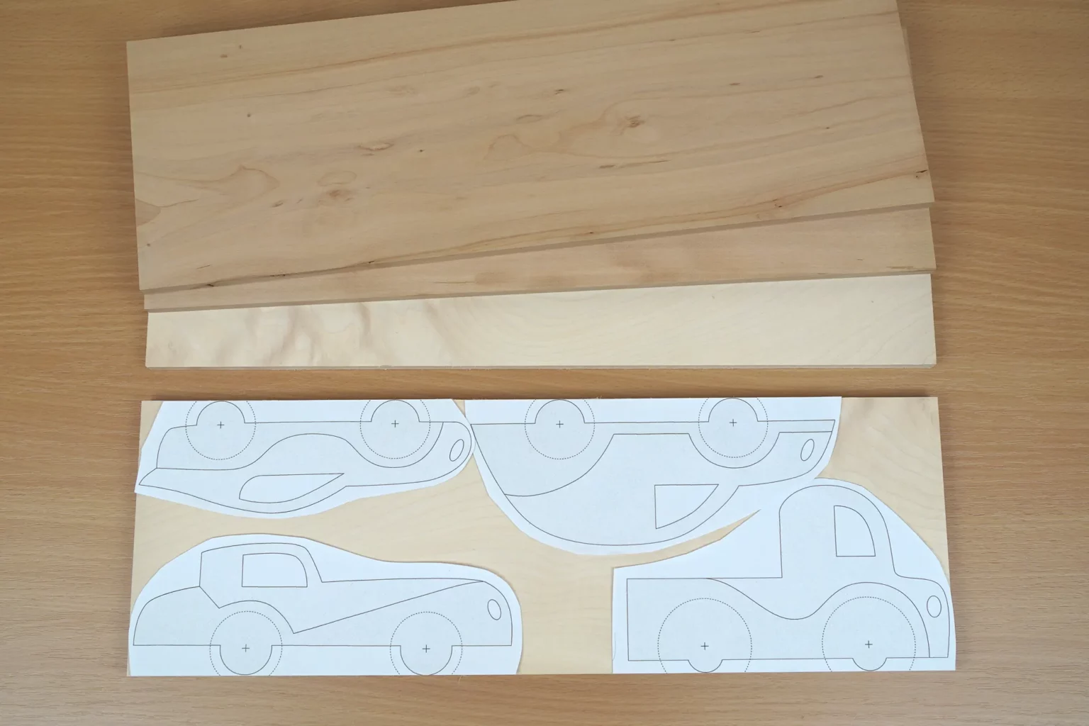 08-02-heisse-flitzer-holzautos-spielzeug-laubsaege-dekupiersaege-vorlage-aufkleben