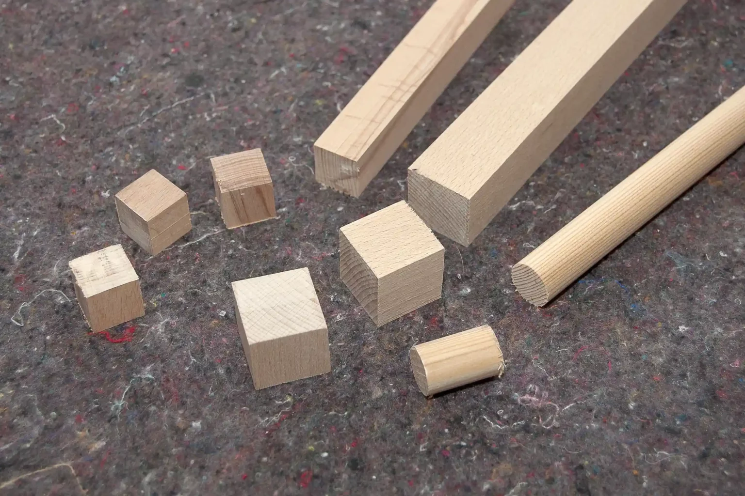 08-02-mini-halloween-totempfaehle-deko-laubsaege-dekupiersaege-vorlage-leisten-rundstab-zusaegen