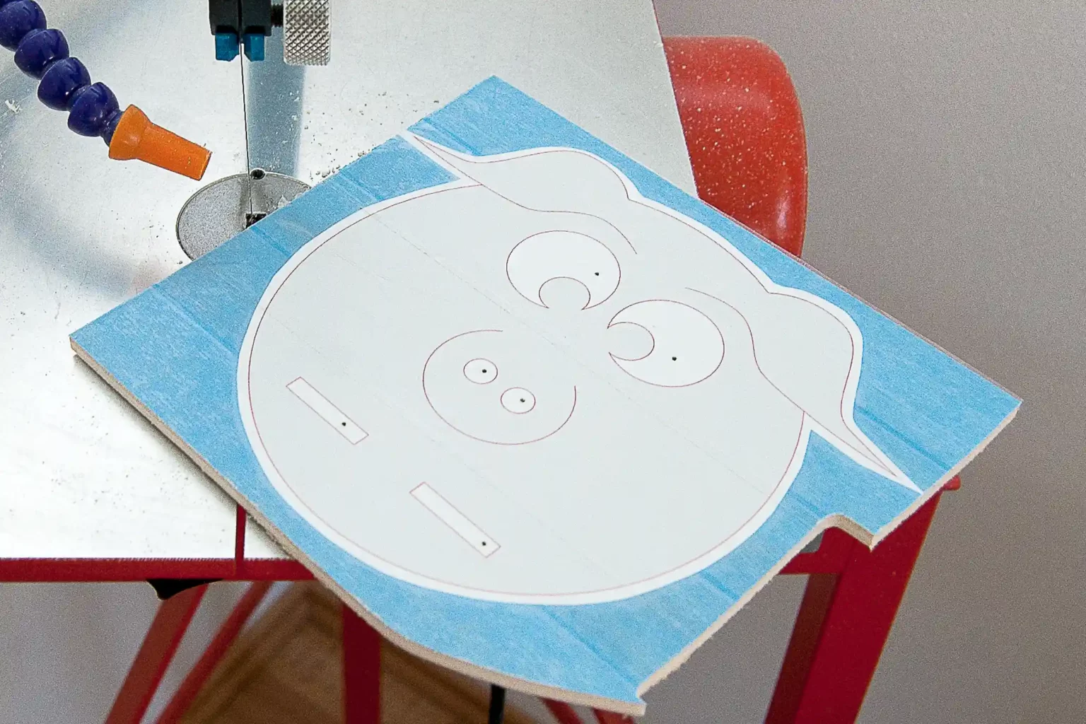 08-02b-tierische-handyhalter-deko-diy-laubsaege-dekupiersaege-vorlage-saegeblattdurchfuehrungen-bohren