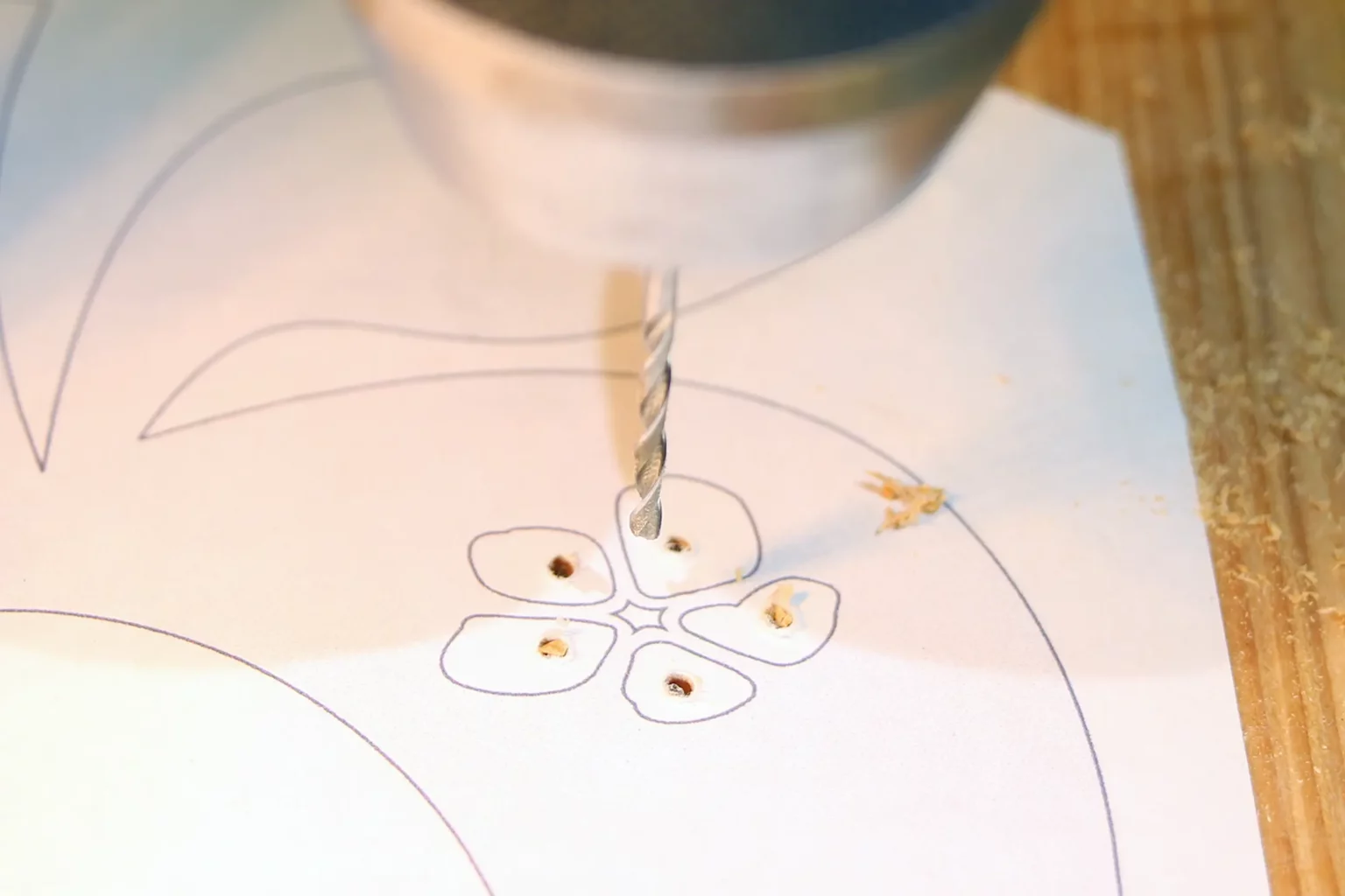 08-03-altweibersommer-meisenknoedelhalter-laubsaege-dekupiersaege-vorlage-saegeblattdurchfuehrungen-bohren