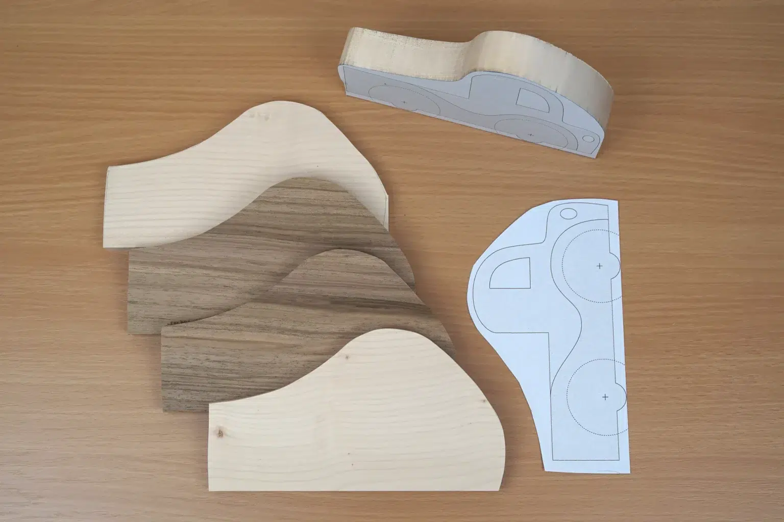 08-03-heisse-flitzer-holzautos-spielzeug-laubsaege-dekupiersaege-vorlage-hoelzer-grob-zusaegen-je-seitenteil-zwei-holzfarben