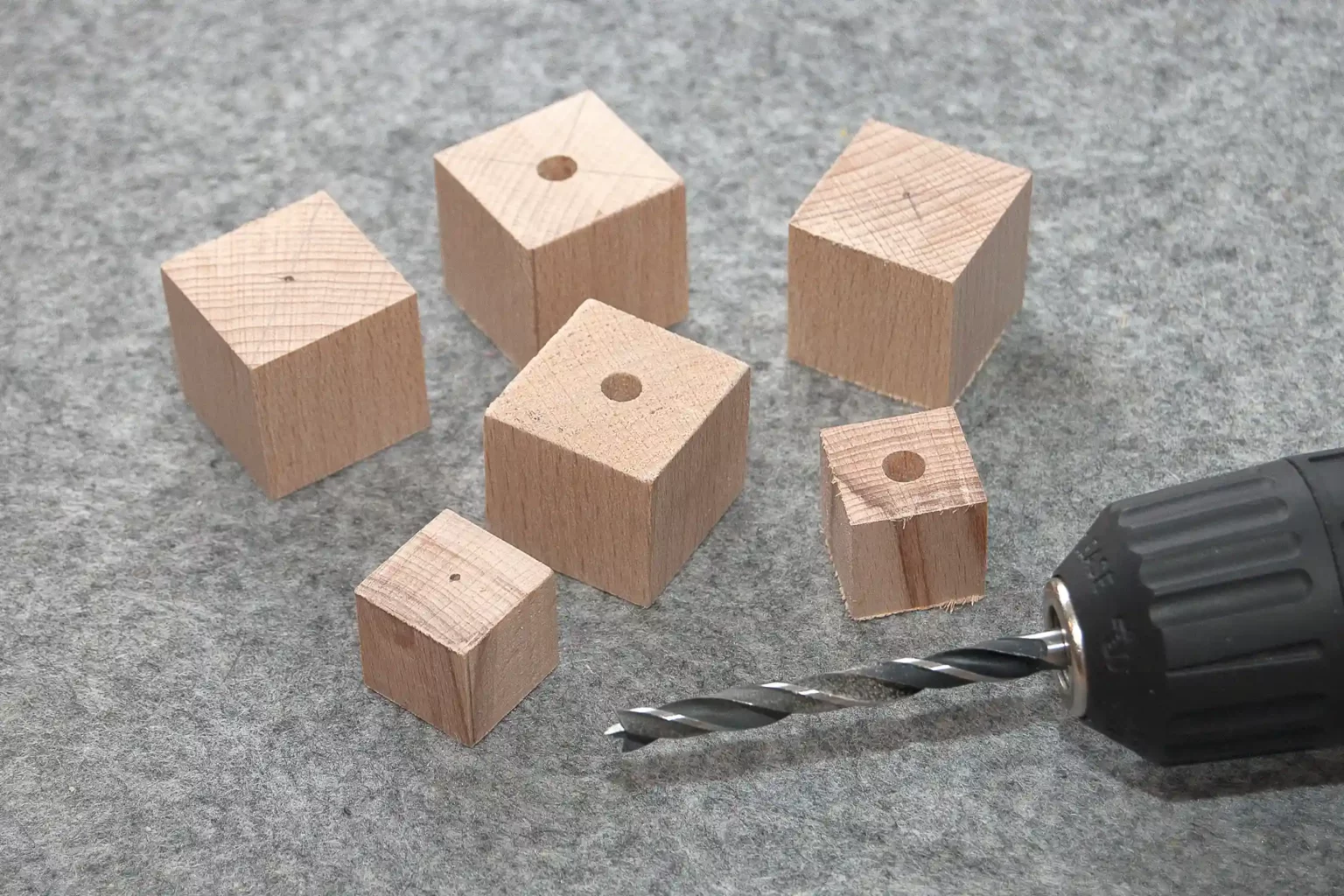 08-03-mini-halloween-totempfaehle-deko-laubsaege-dekupiersaege-vorlage-wuerfel-loecher-markieren-durchbohren