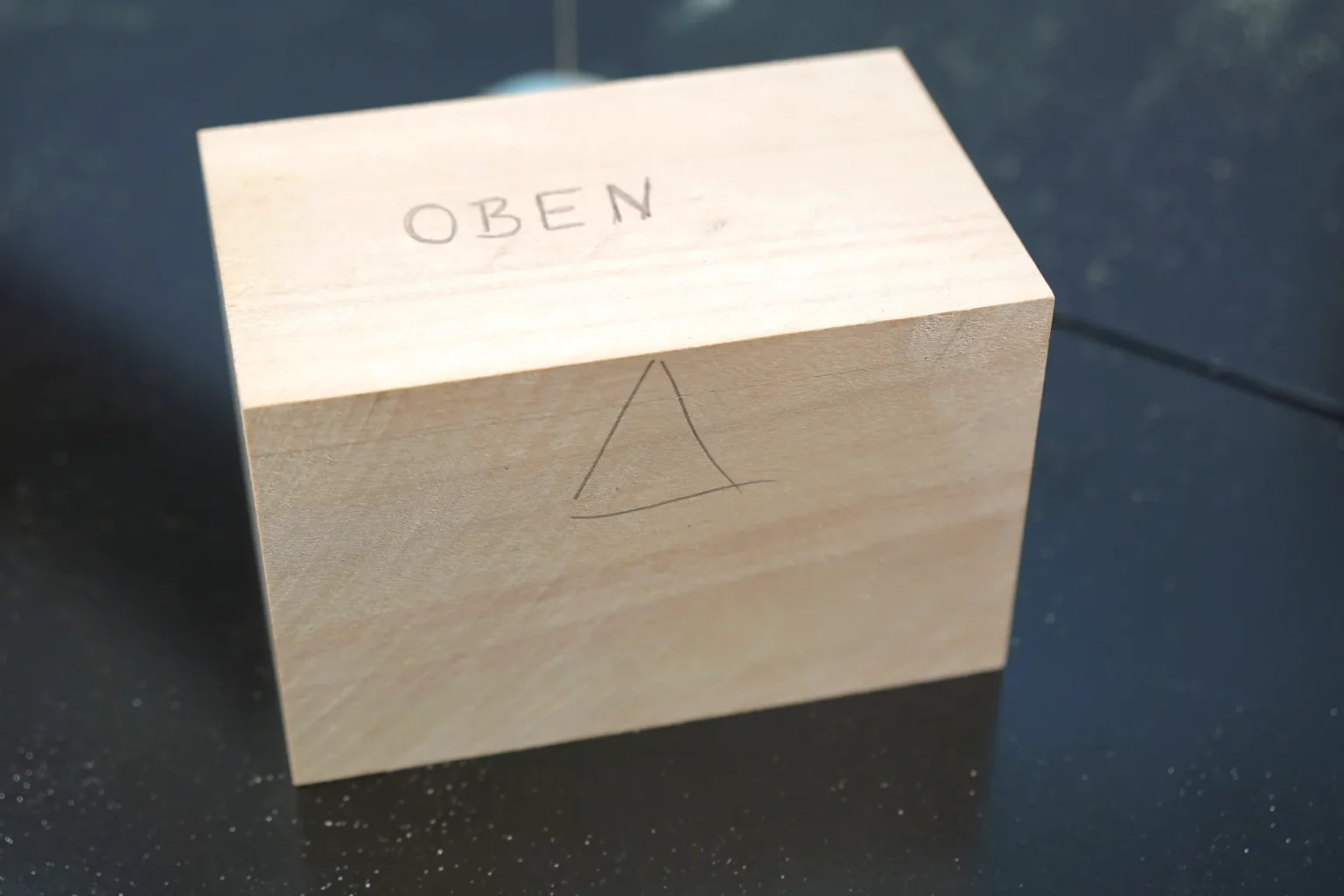 08-03b-das-matroschka-prinzip-dose-laubsaege-dekupiersaege-vorlage-seitliche-markierung-schreinerdreieck-anbringen