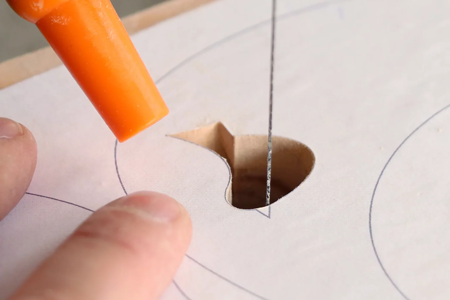 08-04-altweibersommer-meisenknoedelhalter-laubsaege-dekupiersaege-vorlage-innenschnitte-saegen