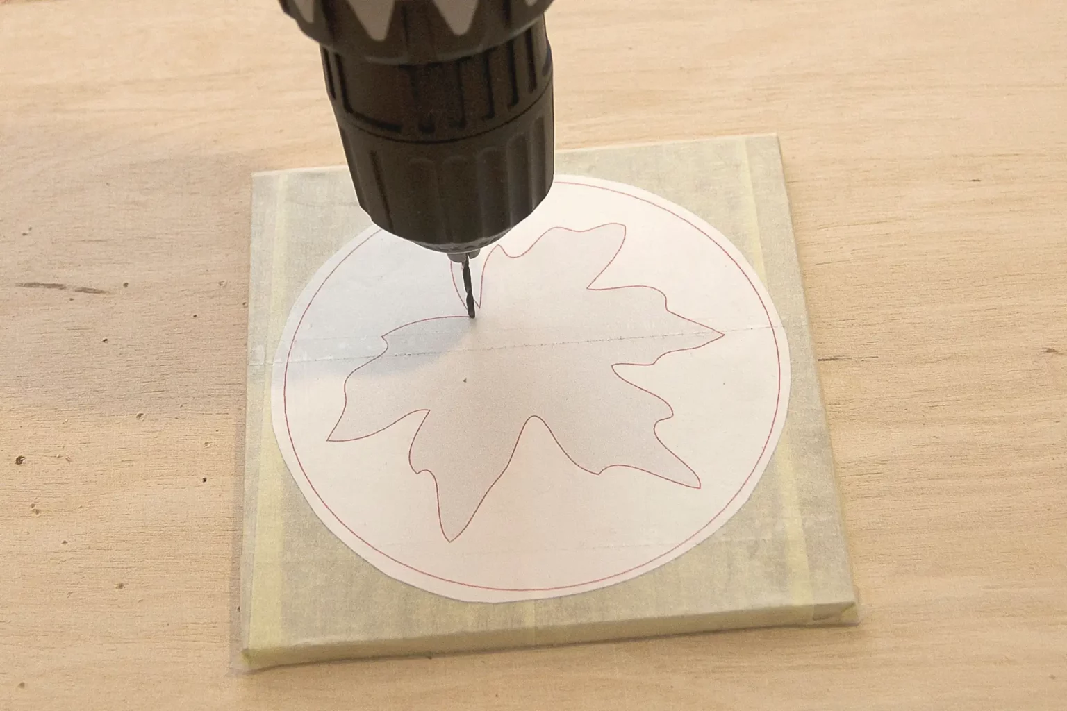 08-04-bunt-sind-schon-die-waelder-herbst-deko-laubsaege-dekupiersaege-vorlage-stapel-saegeblattdurchfuehrung-bohren