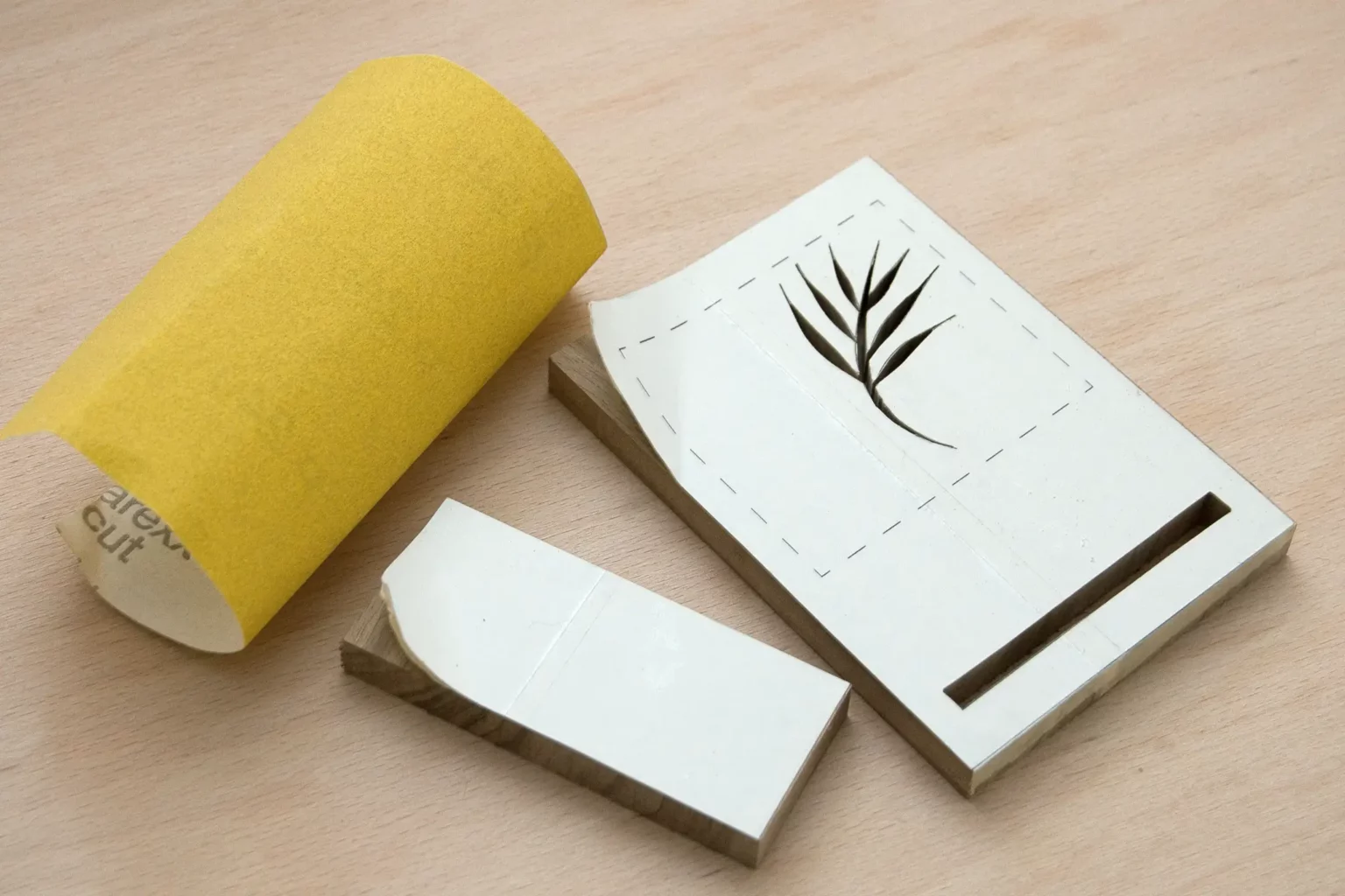 08-04-florale-handyhalter-deko-diy-laubsaege-dekupiersaege-vorlage-abloesen-schleifen-verputzen-schleifpapier