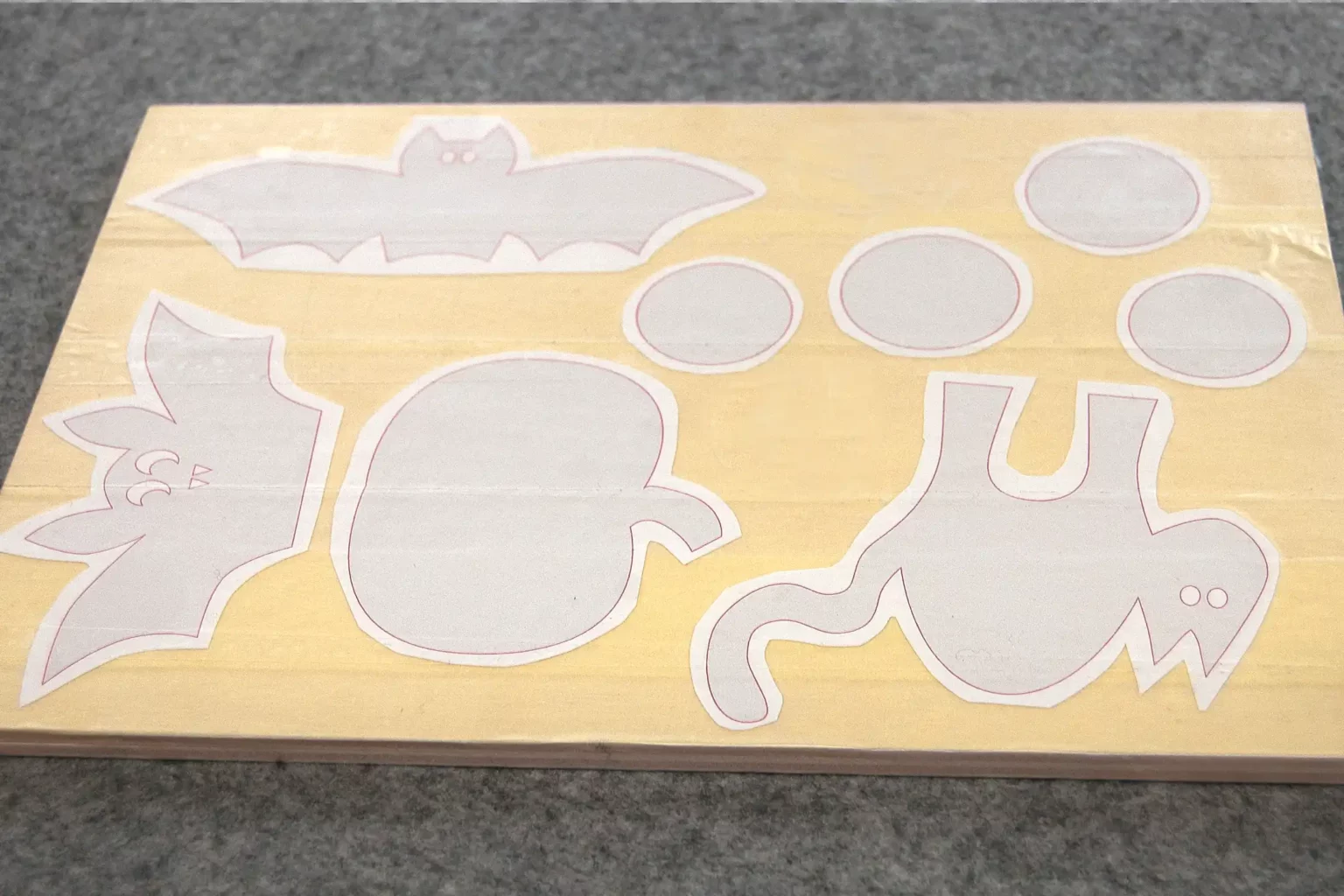 08-04a-mini-halloween-totempfaehle-deko-laubsaege-dekupiersaege-vorlage-sperrholz-oberflaeche-bekleben-vorlage-aufkleben-ueberkleben