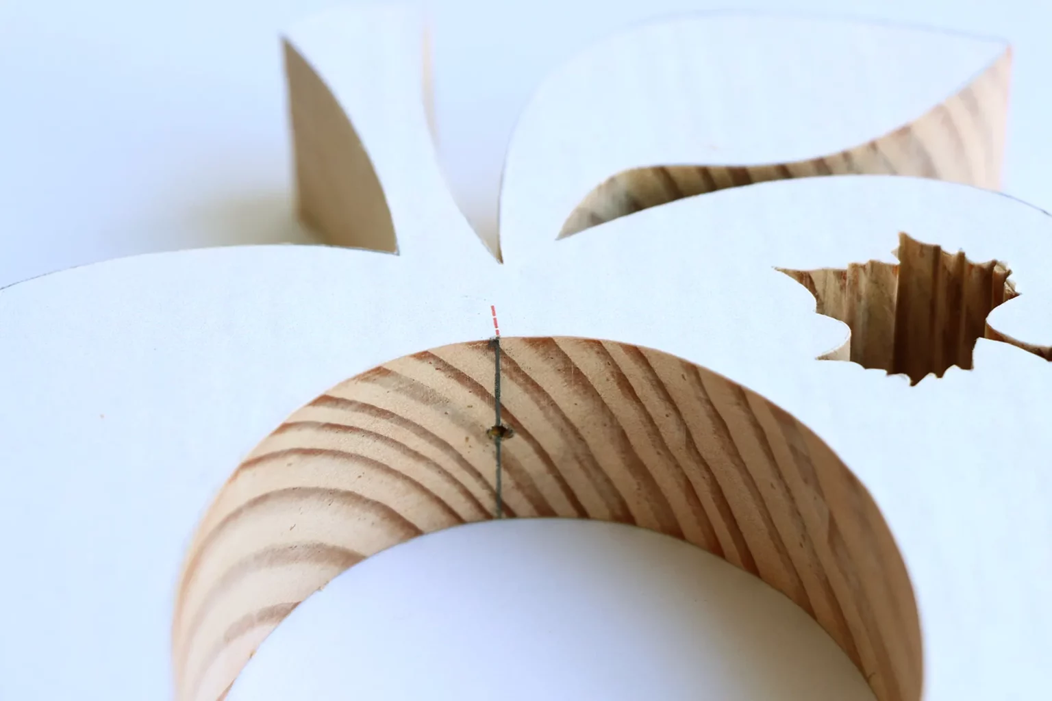 08-05-altweibersommer-meisenknoedelhalter-laubsaege-dekupiersaege-vorlage-markierung-auf-materialkante-uebertragen-loch-vorstechen