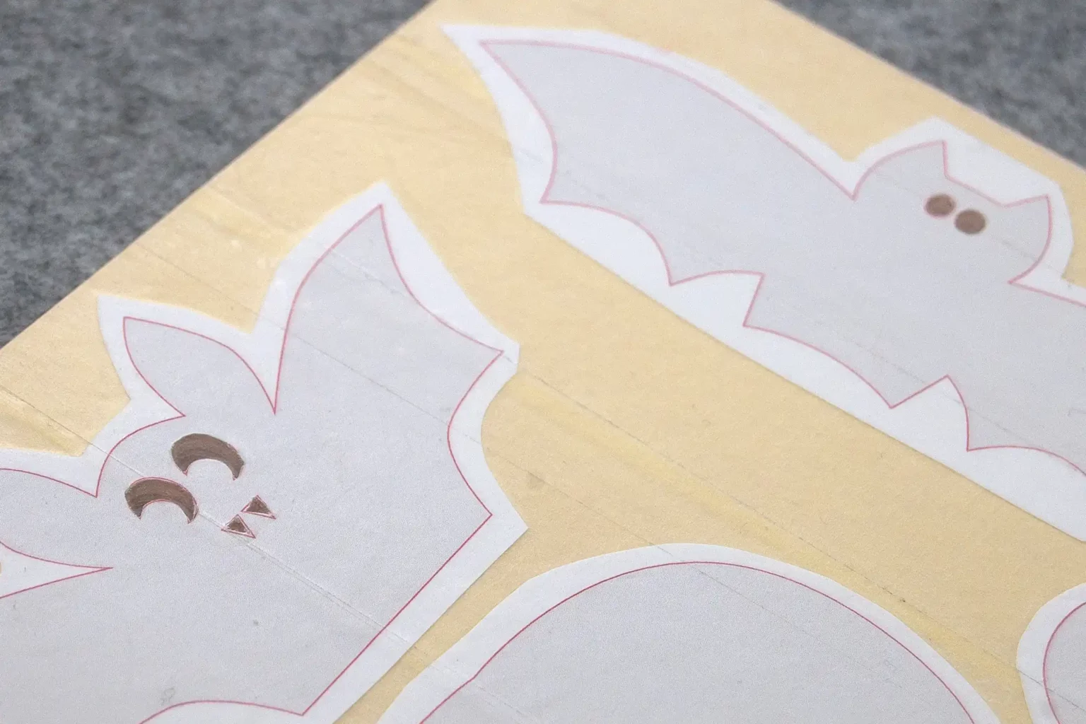 08-05a-mini-halloween-totempfaehle-deko-laubsaege-dekupiersaege-vorlage-saegeblattdurchfuehrung-bohren-innenschnitte-saegen