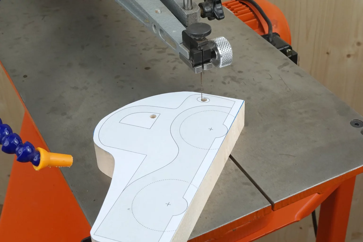 08-06-heisse-flitzer-holzautos-spielzeug-laubsaege-dekupiersaege-vorlage-traegerkern-saegeblattdurchfuehrungen-innenschnitte-saegen