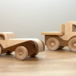 08-titel-01-heisse-flitzer-holzautos-spielzeug-laubsaege-dekupiersaege-vorlage