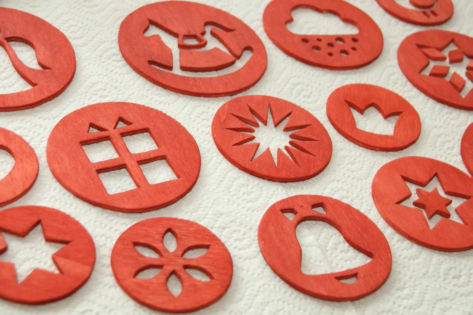 09-01a-adventskalender-1-2-3-laubsaege-dekupiersaege-vorlage-motive-taefelchen-aussaegen-bemalen-holzlasur