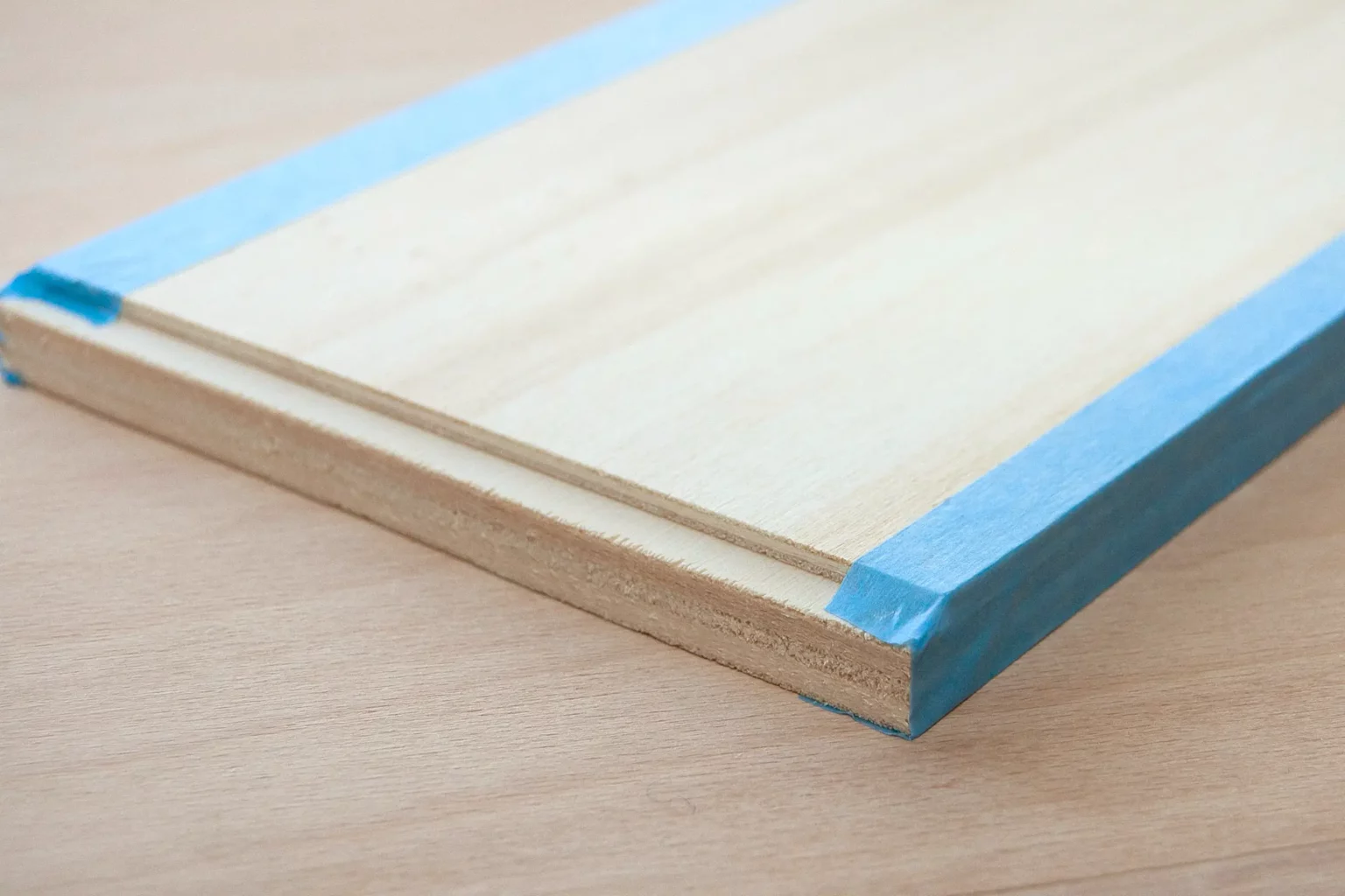 09-01a-the-elf-on-the-shelf-deko-weihnachten-laubsaege-dekupiersaege-vorlage-sperrholzplaten-blue-tape-stapel-fixieren