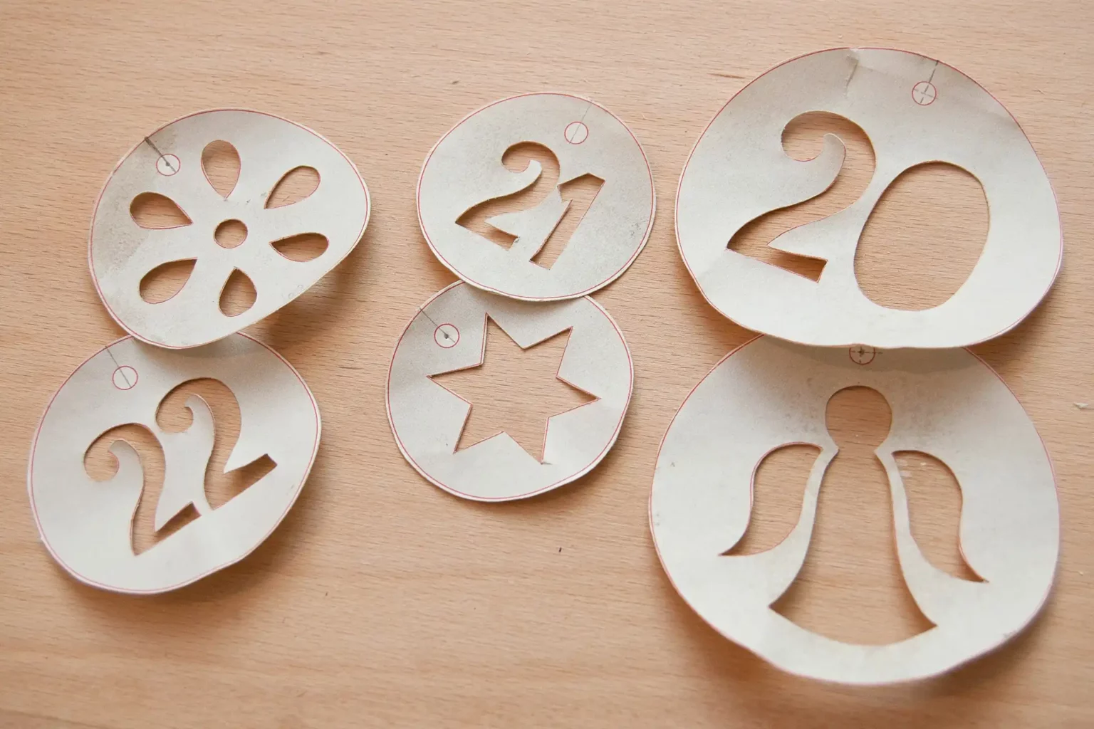 09-01c-adventskalender-1-2-3-laubsaege-dekupiersaege-vorlage-abloesen-als-schablone-beiseite-legen