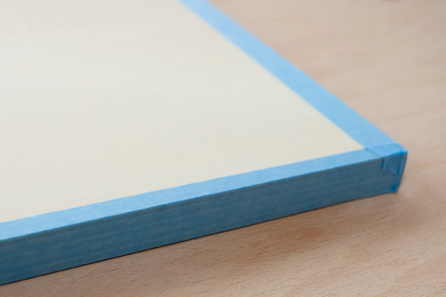 09-02-ein-buntes-weihnachtskrippen-set-laubsaege-dekupiersaege-vorlage-sperrholzplatten-blue-tape-stapel-fixieren