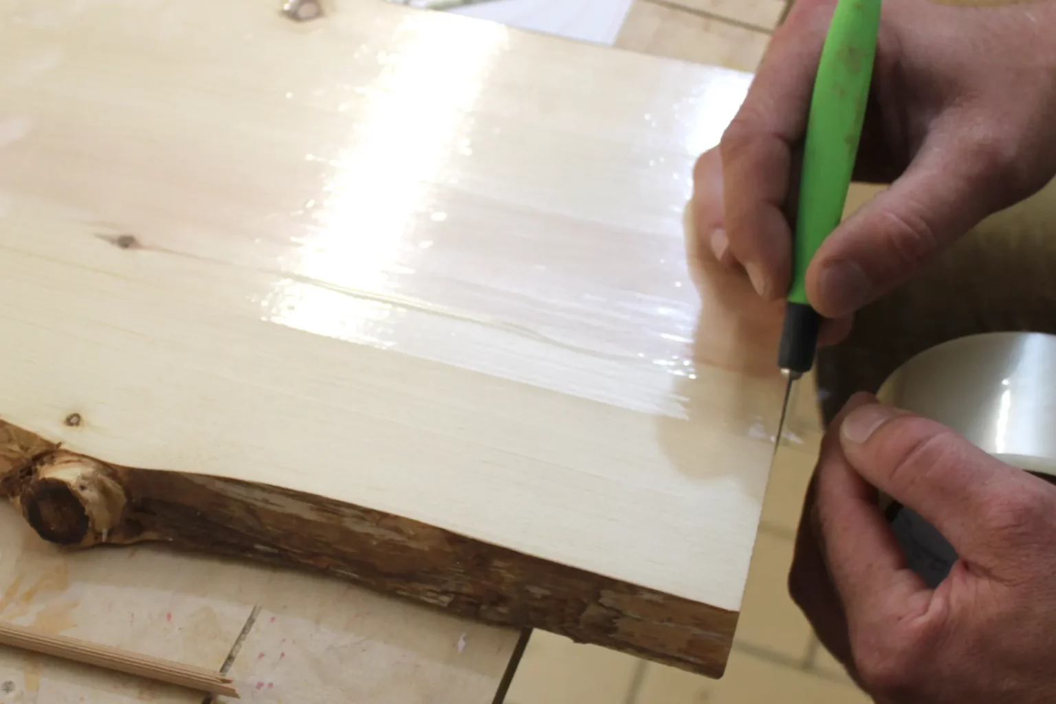 09-02-eulenpuzzle-intarsie-laubsaege-dekupiersaege-vorlage-oberflaeche-bekleben-klebeband