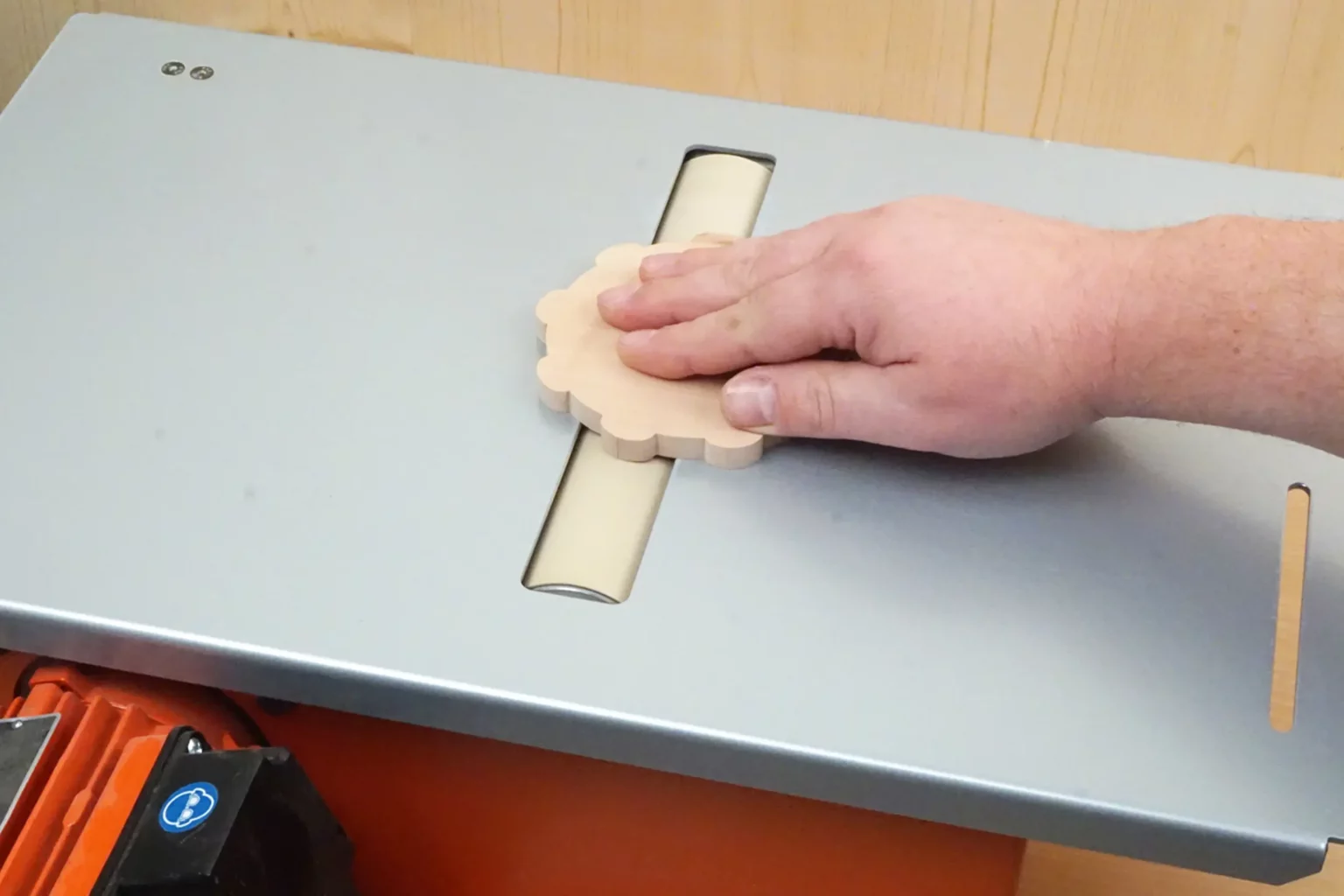 09-02-weihnachtsdosen-deko-laubsaege-dekupiersaege-vorlage-teile-schleifen-verputzen-tischwalzenschleifmaschine