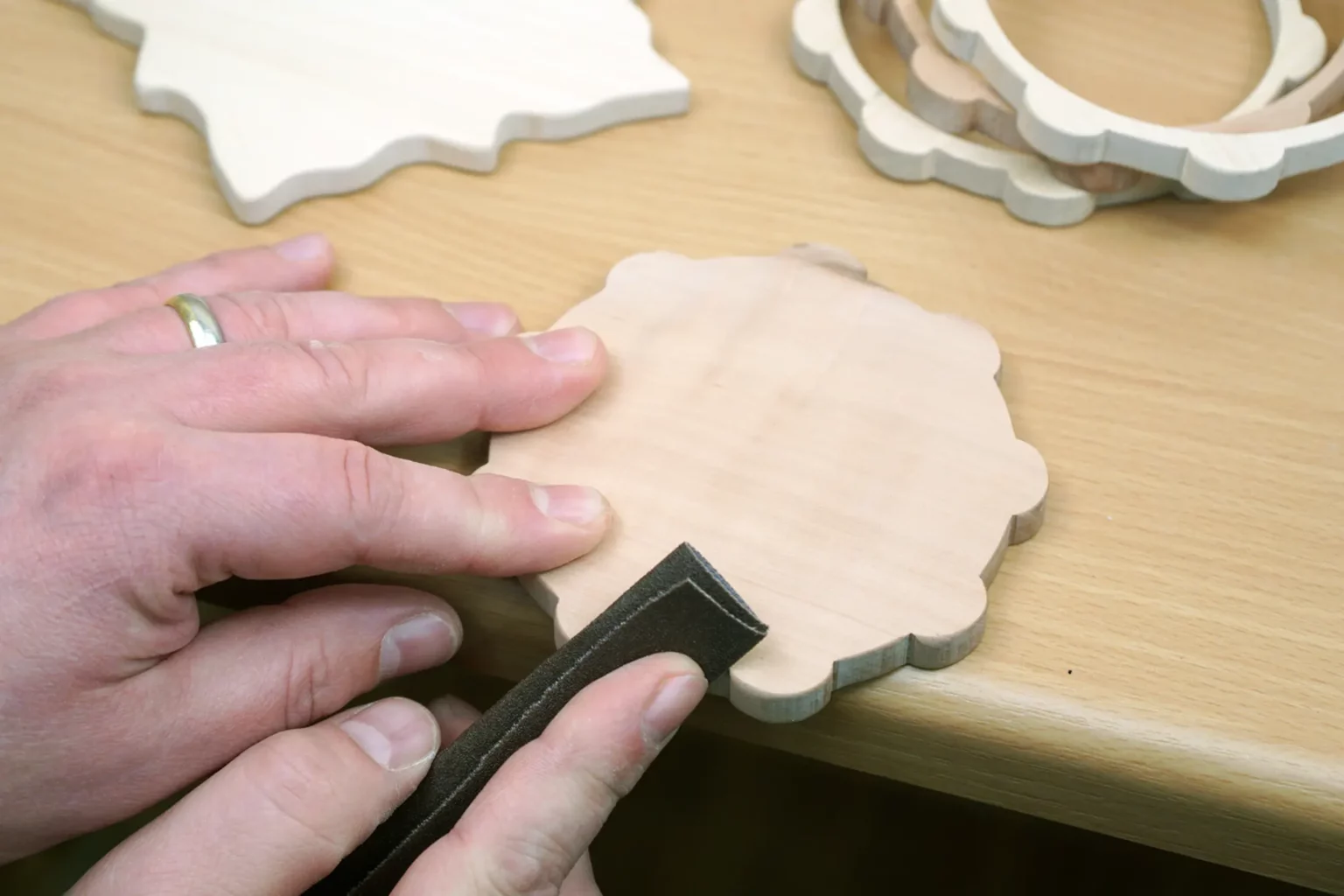 09-03-weihnachtsdosen-deko-laubsaege-dekupiersaege-vorlage-teile-kanten-leicht-runden