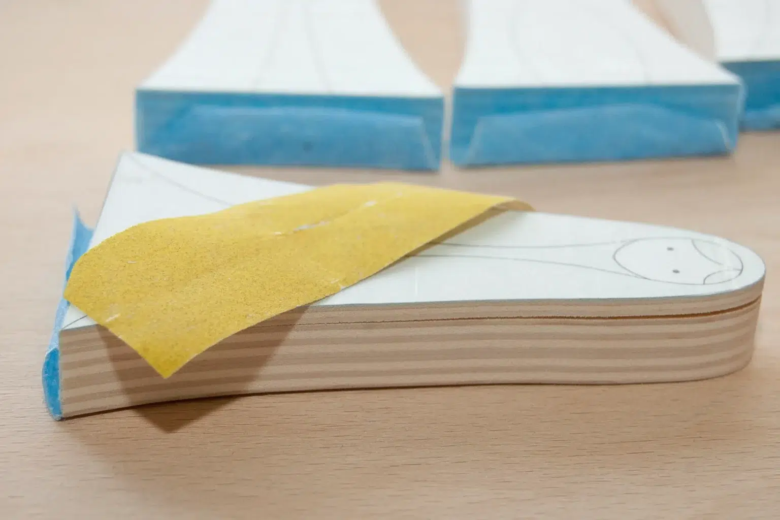 09-05-ein-buntes-weihnachtskrippen-set-laubsaege-dekupiersaege-vorlage-kanten-stapel-verputzen-schleifen-schleifpapier