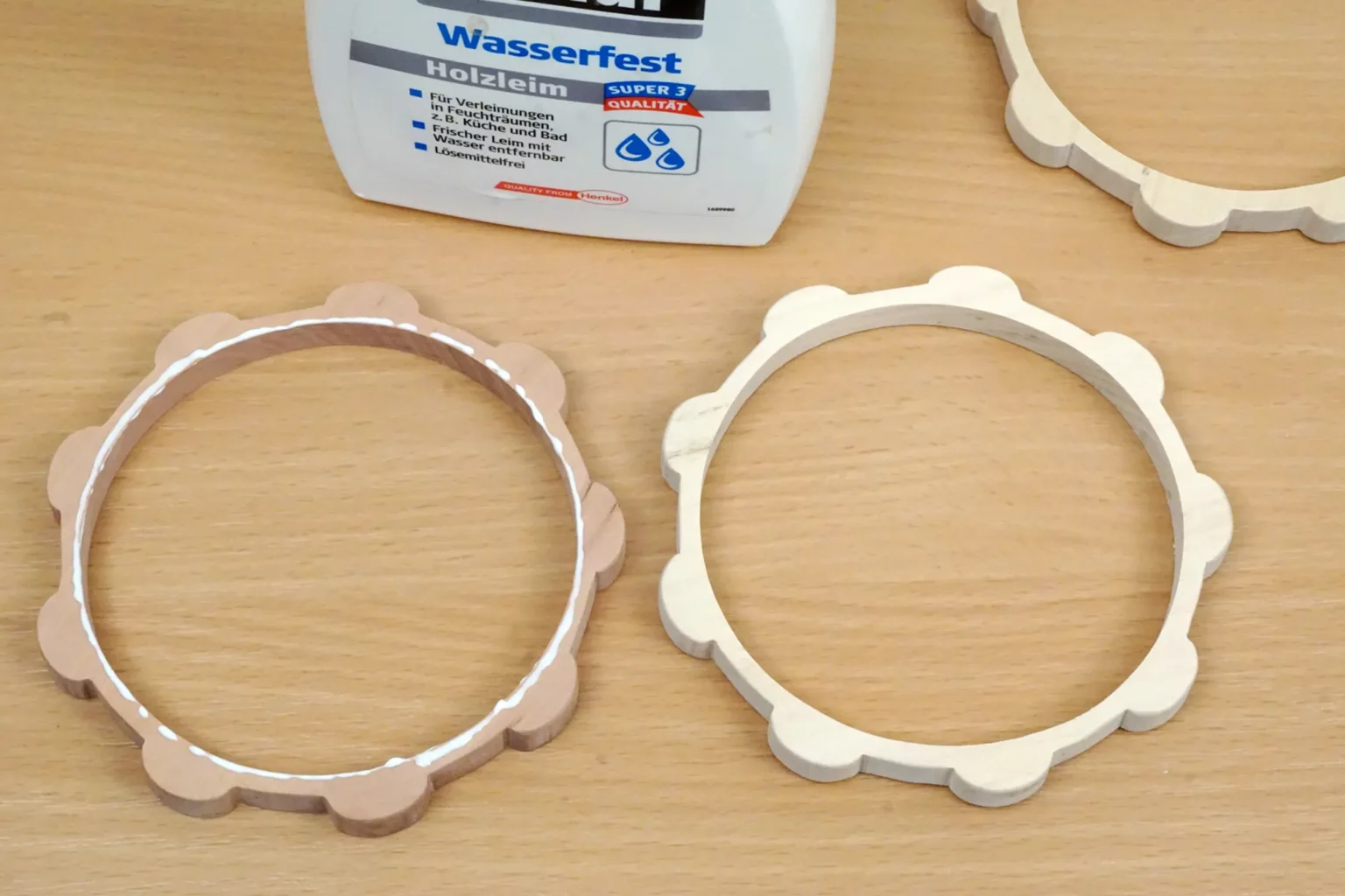 09-05-weihnachtsdosen-deko-laubsaege-dekupiersaege-vorlage-leimspur-an-innenkante-schmal-auftragen