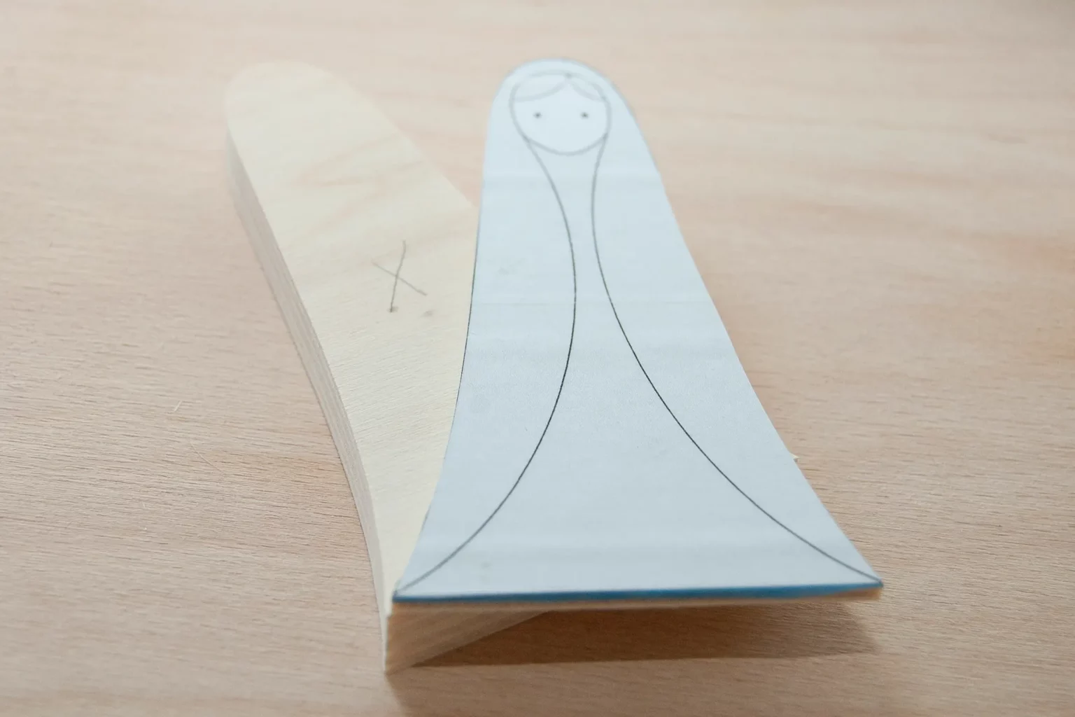 09-06-ein-buntes-weihnachtskrippen-set-laubsaege-dekupiersaege-vorlage-stapel-trennen-vorderseite-grundplatte-markieren