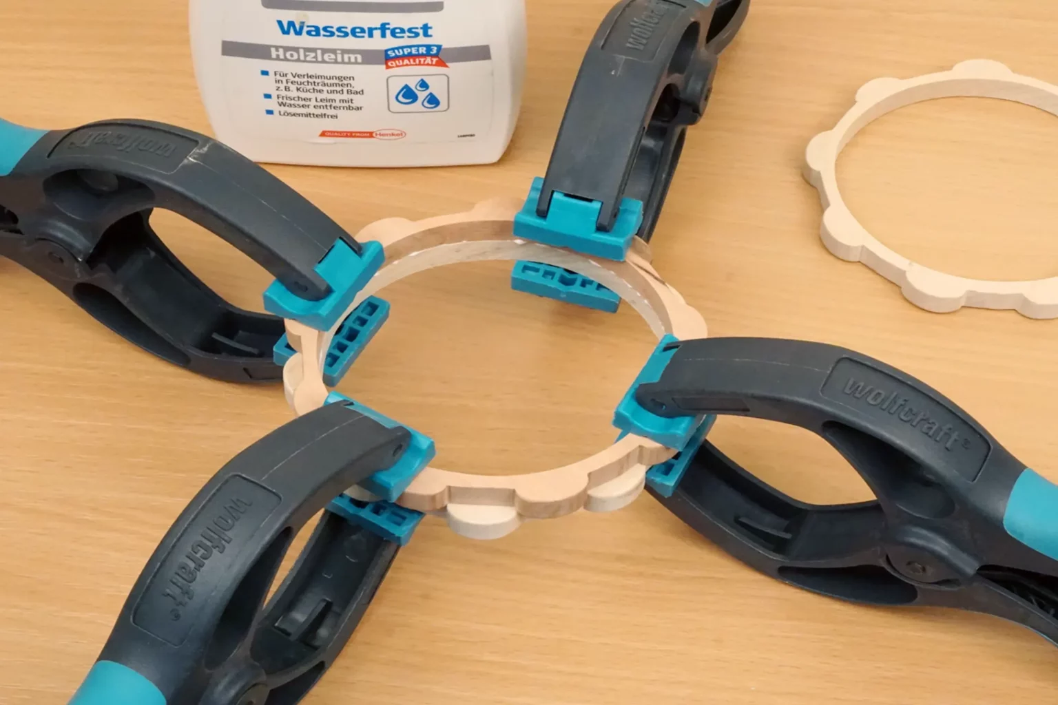 09-06-weihnachtsdosen-deko-laubsaege-dekupiersaege-vorlage-ringe-versetzt-verleimen-verspannen-spannklemmen