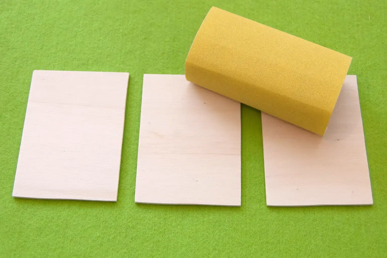 10-01-ei-ei-ei-ostern-anhaenger-laubsaege-dekupiersaege-vorlage-sperrholz-zusaegen-oberflaeche-glaetten