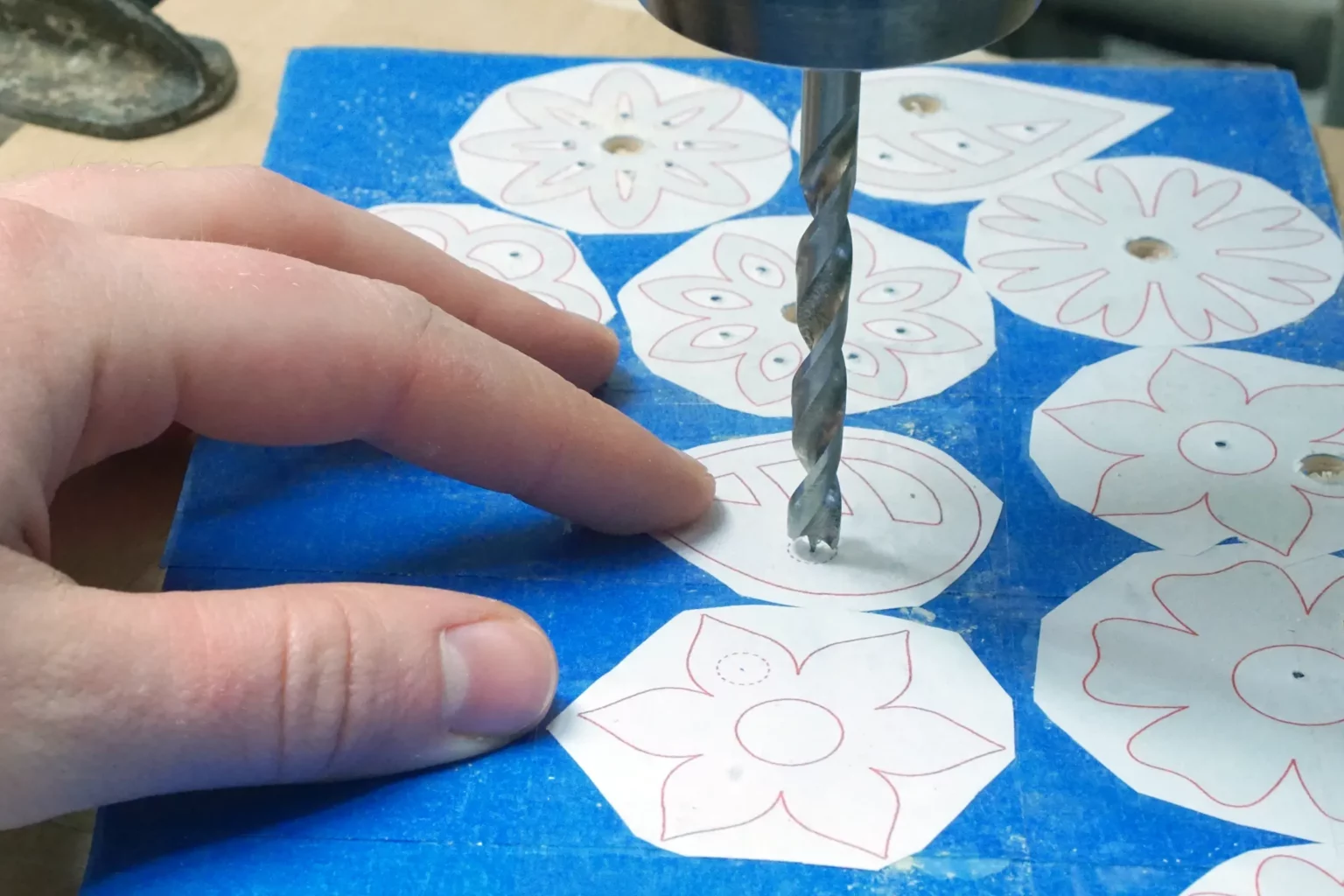 10-01-flower-power-magnete-laubsaege-dekupiersaege-vorlage-loecher-bohren-fuer-magnet-saegeblattdurchfuherungen