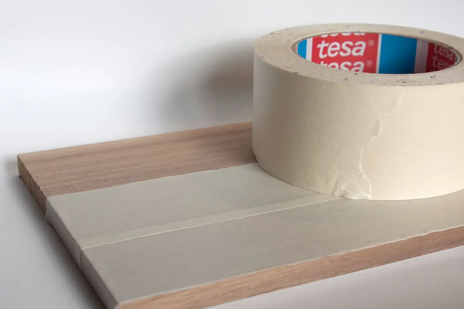 10-01-fruehlingserwachen-wandbild-deko-laubsaege-dekupiersaege-vorlage-massivholz-oberflaeche-bekleben-blue-tape