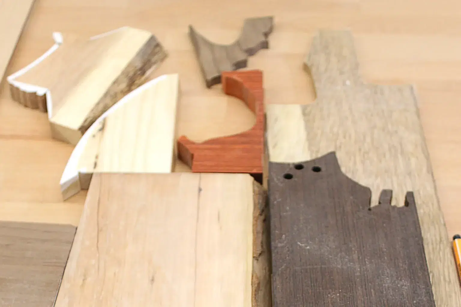 10-01-kleiner-mueder-vogel-intarsie-laubsaege-dekupiersaege-vorlage-holzreste-massivholz-bereitlegen-unterschiedliche holzarten