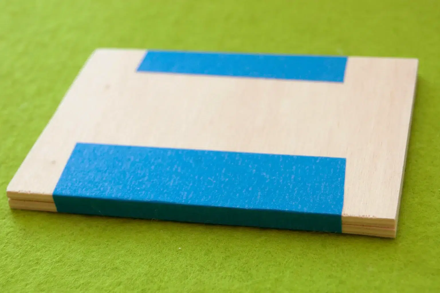 10-02-ei-ei-ei-ostern-anhaenger-laubsaege-dekupiersaege-vorlage-sperrholz-blue-tape-stapel-fixieren